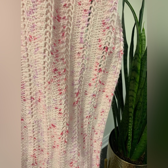 Beautiful soft pink crochet throw - Picture 2 of 4